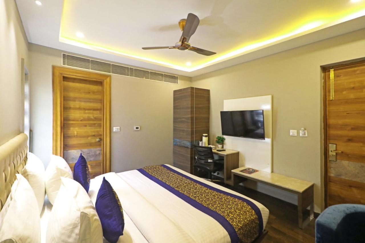 The Ivy Grand Hotel In City Centre With Free Secured Parking New Delhi Exteriör bild